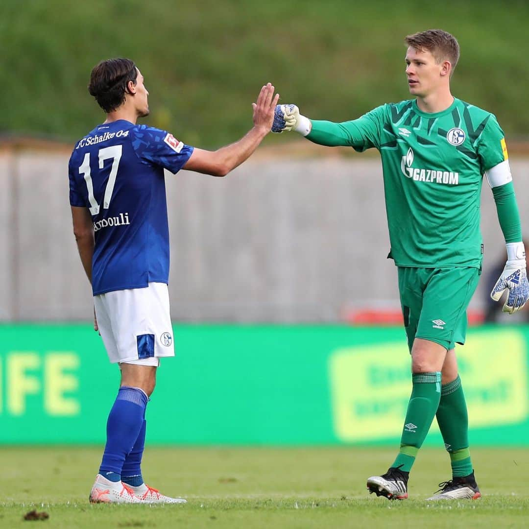 ベンジャミン・スタンブリのインスタグラム：「✋🤛 @alexandernuebel @s04 🔵⚪️ Victory 3-1 vs Villareal」