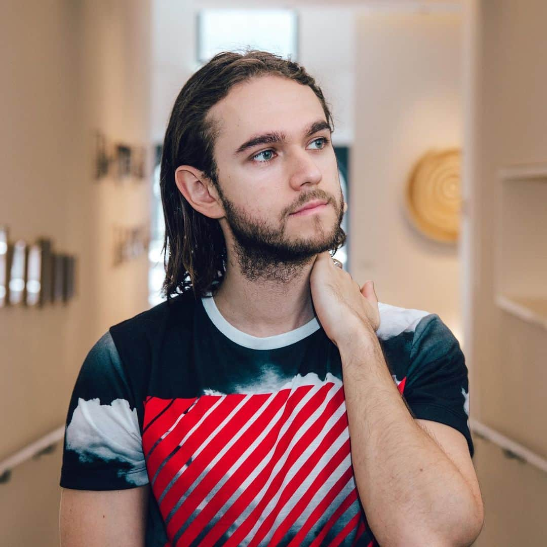 ゼッドさんのインスタグラム写真 - (ゼッドInstagram)「Slowly, mentally preparing to cut my hair... 📸: @jordanpulmano」8月3日 4時28分 - zedd