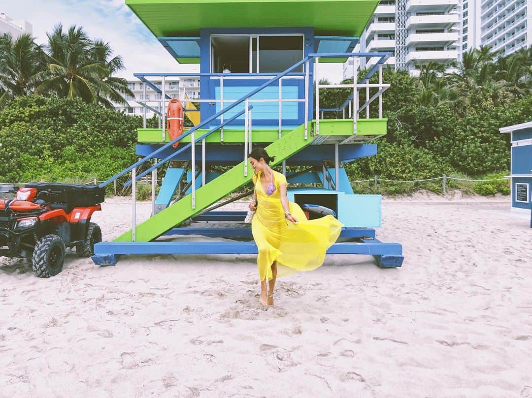 ダニジョーのインスタグラム：「There’s a new lifeguard on duty 🌊 @danielleasnyder in our new chiffon dress #dannijogirls」