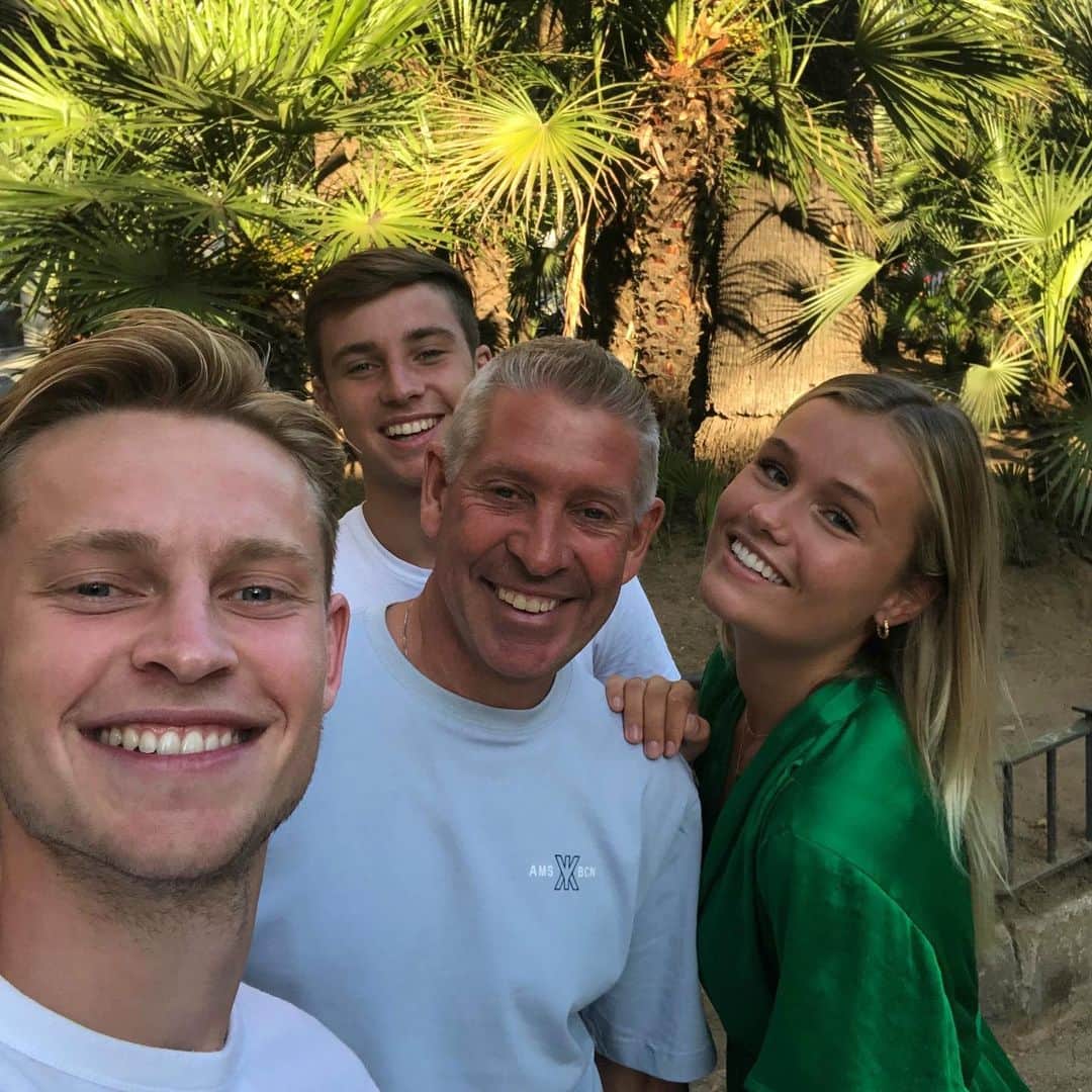 フレンキー・デ・ヨングのインスタグラム：「❤️🙌🏼 👱🏼‍♂️👨🏼‍🦳👶🏼👱🏼‍♀️」