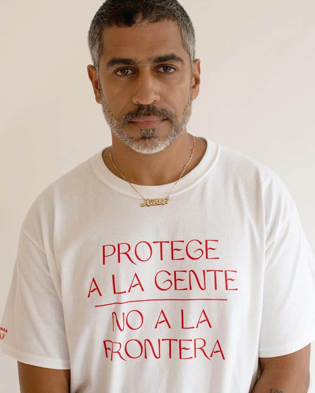 HYPEBEASTさんのインスタグラム写真 - (HYPEBEASTInstagram)「@hypebeaststyle: @awakenewyorkclothing has released a T-shirt in partnership with creative studio @chroma.ny in an effort to raise awareness on migrant rights. The tee comes printed with the phrase, “PROTECT PEOPLE NOT BORDERS,” as a means of drawing attention to the ongoing conditions at the US-Mexico border. For more info on the tees, click the link in the bio.⁠⠀ Photo: AWAKE NY」8月3日 5時02分 - hypebeast