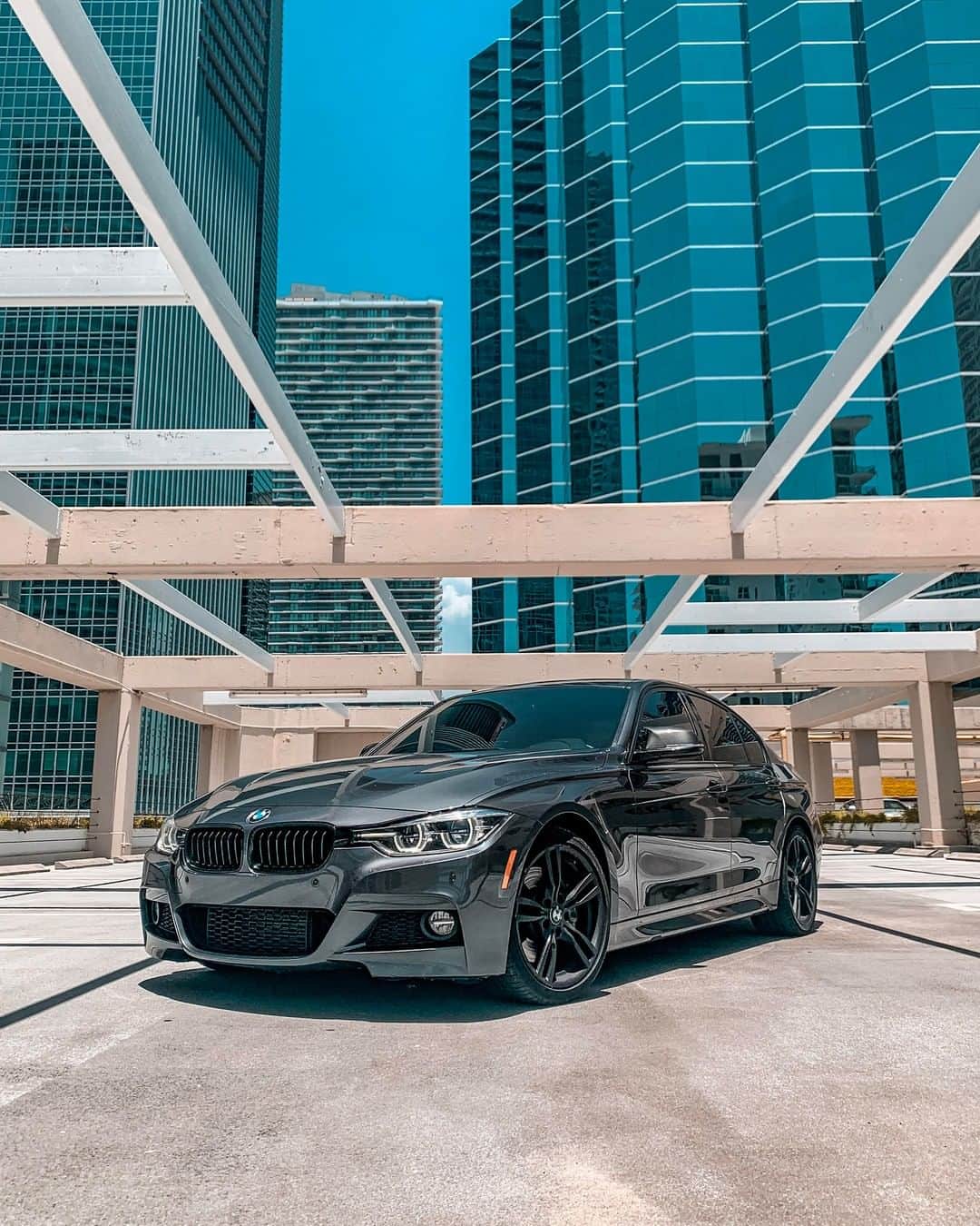 BMWのインスタグラム：「Blinded by the light. The sixth generation of the BMW 3 Series. #BMW #3Series #BMWrepost @Castellana.Giovanni」