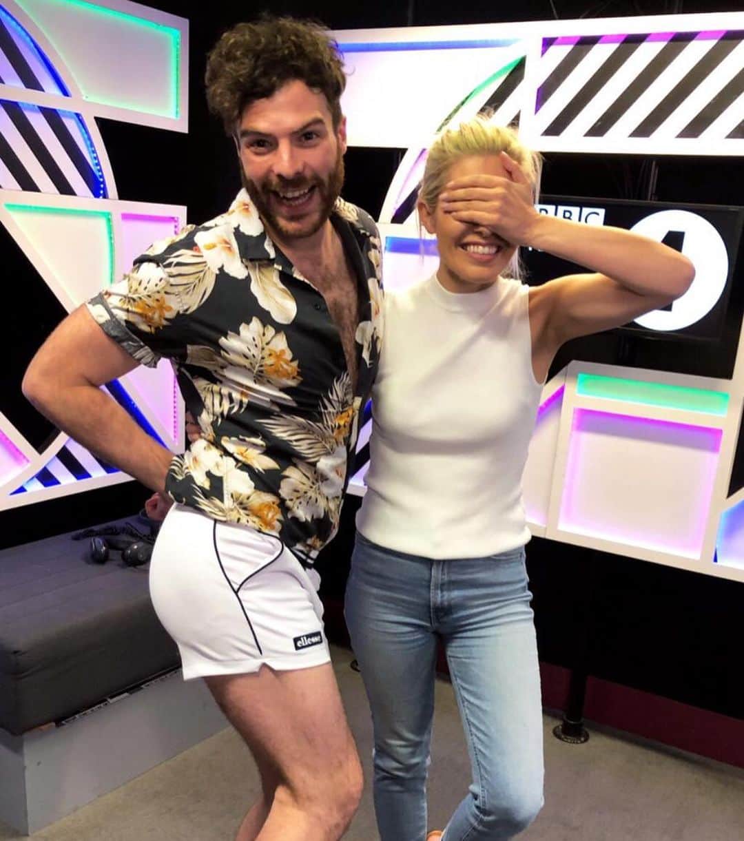 Mollie Kingさんのインスタグラム写真 - (Mollie KingInstagram)「Thank you @jordannorth1 and the team for making the early starts such a belter this week! We’ve had a lot of fun haven’t we.... I will never hear “Higher Love” the same again #HiyaLove 🤣 @bbcradio1 🙌🏽」8月3日 5時03分 - mollieking