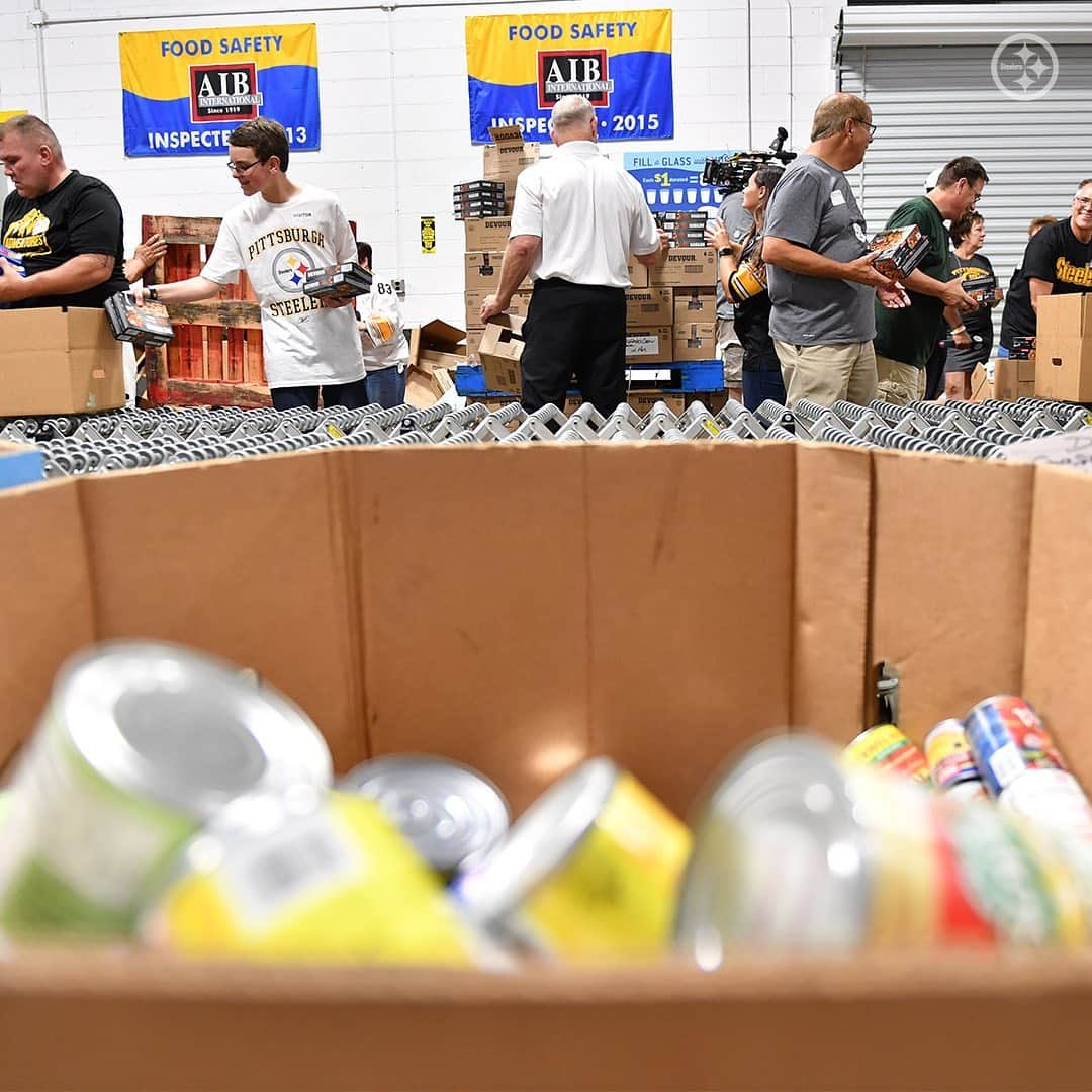 ピッツバーグ・スティーラーズさんのインスタグラム写真 - (ピッツバーグ・スティーラーズInstagram)「A few of our alumni spent the afternoon at @westmorelandfoodbank packing meals for families in need. #SteelersHuddleFor100」8月3日 5時04分 - steelers