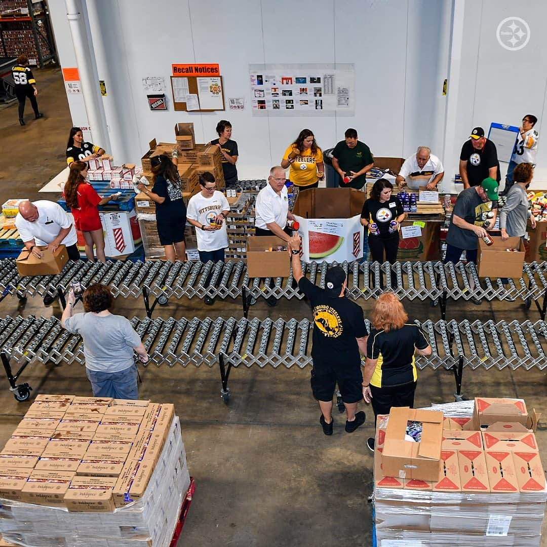 ピッツバーグ・スティーラーズさんのインスタグラム写真 - (ピッツバーグ・スティーラーズInstagram)「A few of our alumni spent the afternoon at @westmorelandfoodbank packing meals for families in need. #SteelersHuddleFor100」8月3日 5時04分 - steelers