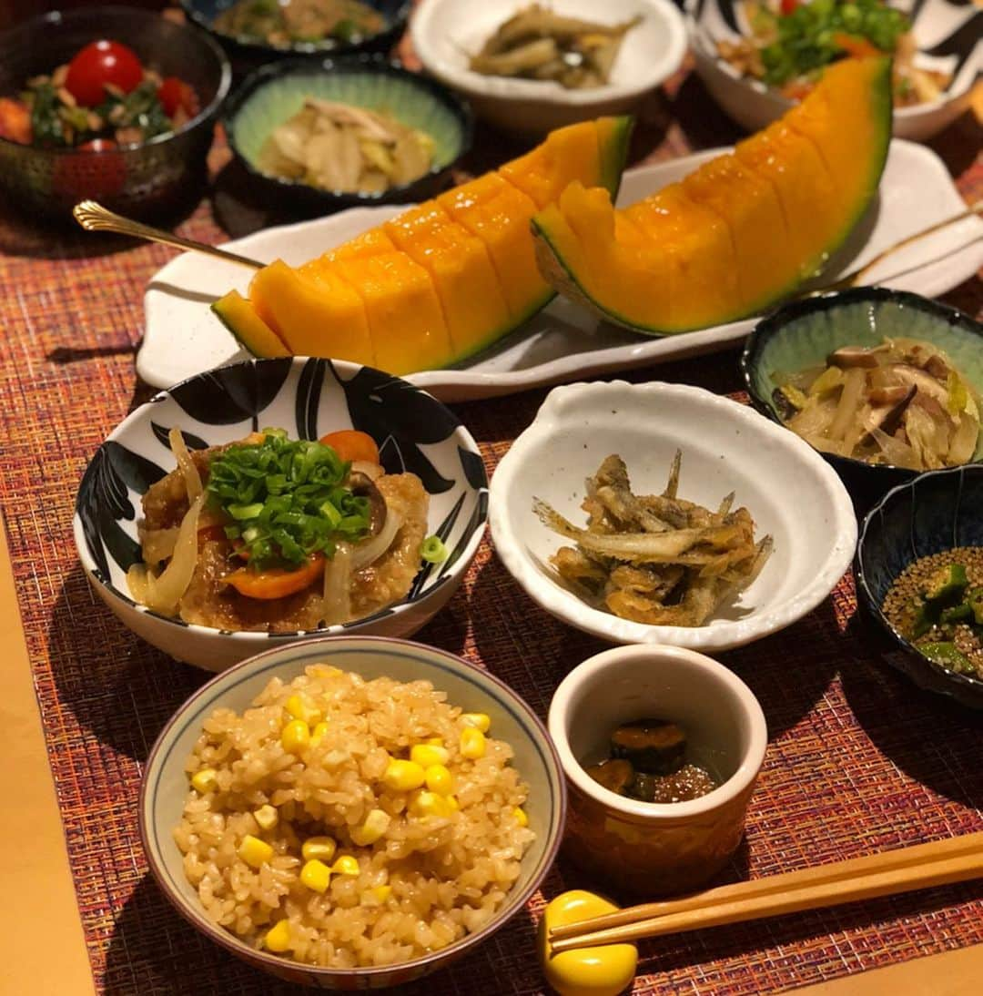 阪本智子さんのインスタグラム写真 - (阪本智子Instagram)「🐟♡ #おうちごはん  #ハゼ #和食ごはん ＊ 🌽夏野菜たっぷりお品書き🍅 ★ハゼの唐揚げ ★ほうれん草とトマトのツナサラダ ★オクラの胡麻和え ★アンチョビと野菜の炒め物 ★鶏肉のネギマヨポン酢 ★手づくりキューちゃん ★オクラと豚肉の味噌汁 ★とうもろこしご飯 ★富良野メロン ハゼの唐揚げはやっぱり美味しい😋︎💕︎ また釣りに行こっと( 👍ᐛ)👍‪🎣‬ ＊ #fish #fishing #fishinggirl #cook #cooking #homedinner #food #japanesefood #washoku  #魚  #釣り #ハゼ釣り #料理 #手料理 #晩御飯 #魚料理 #定食 #主婦 #料理好き #阪本智子」8月3日 5時10分 - tomoko_sakamoto423