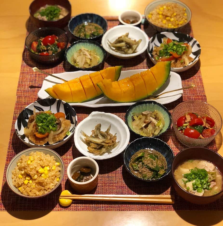 のインスタグラム：「🐟♡ #おうちごはん  #ハゼ #和食ごはん ＊ 🌽夏野菜たっぷりお品書き🍅 ★ハゼの唐揚げ ★ほうれん草とトマトのツナサラダ ★オクラの胡麻和え ★アンチョビと野菜の炒め物 ★鶏肉のネギマヨポン酢 ★手づくりキューちゃん ★オクラと豚肉の味噌汁 ★とうもろこしご飯 ★富良野メロン ハゼの唐揚げはやっぱり美味しい😋︎💕︎ また釣りに行こっと( 👍ᐛ)👍‪🎣‬ ＊ #fish #fishing #fishinggirl #cook #cooking #homedinner #food #japanesefood #washoku  #魚  #釣り #ハゼ釣り #料理 #手料理 #晩御飯 #魚料理 #定食 #主婦 #料理好き #阪本智子」