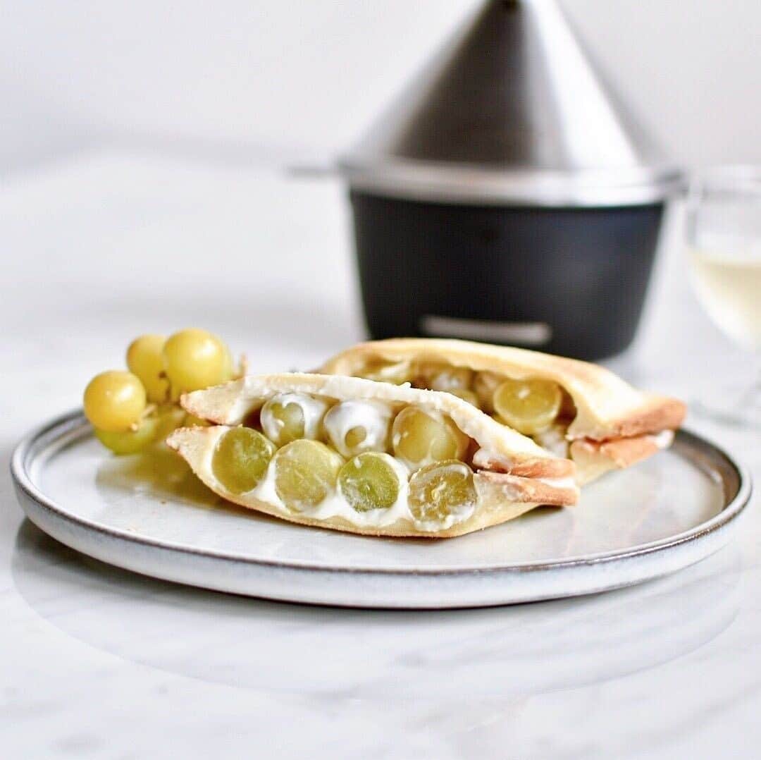 UchiCookのインスタグラム：「One of our greatest inventions - A dessert sandwich anyone would love! The Grape & Marscarpone Cheese Grilled Sandwich recipe ♨  With just a couple ingredients, you'll be able to enjoy a delicious dessert with a little sweetness and smokiness. All you'll need is grapes, mascarpone cheese, and 2 slices of bread!  First, mix the grapes and mascarpone cheese in a bowl. Then, grab 2 slices of bread, add the mixture on top of the bread and cover with the 2nd piece of bread. Finally, pinch the crusts shut and put inside the Tabletop Smoker for 5 minutes and ENJOY! 😋😋 Get your Tabletop Smoker here ⟶ www.uchicook.com — #uchicook #steamgrill #homechef #stainlesssteel #kitchenware #kitchenutensils #cookware #easyrecipes #modernkitchen #tabletopsmoker #smokedgrapes」