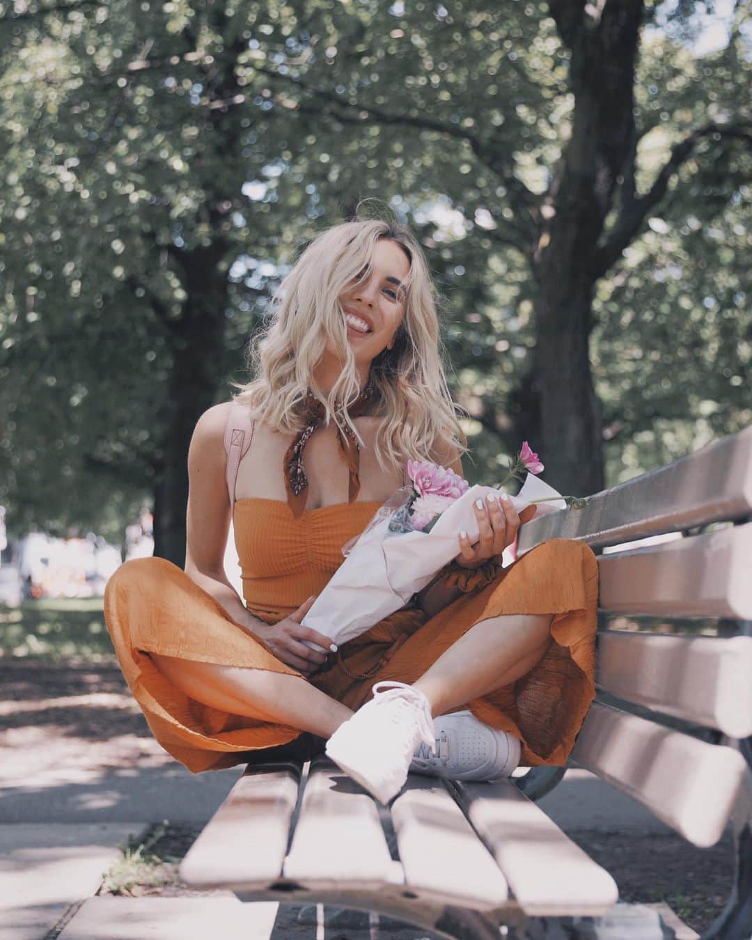 Kalyn Nicholsonのインスタグラム：「happy August, happy back-to-GYST (now live!!), happy new @champagnepapi album and happy that my phone settled down long enough to let me post this 🧡 I’m currently on the east coast of Canadia land visiting family and reliving childhood memories with my sis so it’s kinda nice my phone decided to fizzle now of all times. It’s a humbling reminder to put it down and just enjoy the moment so that’s the mood for the weekend! Cheers✨」