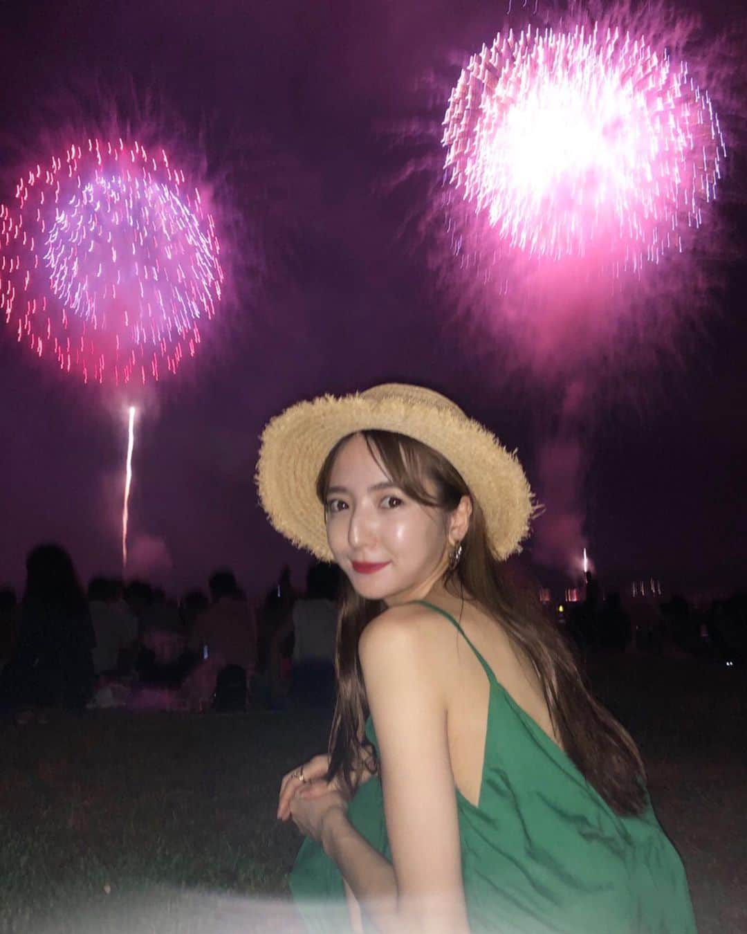 平木愛美のインスタグラム：「いつか訪れるのが夢。って花火大会。  叶いました。 しあわせすぎます。  感謝しかないです。  素敵すぎる、憧れふぁみりーさんがたと皆んなで。 花火に子供ちゃんたちに、癒されまくり。  幸せたまや〜〜〜！ . そんな気持ちの日帰りで、深夜の都内へ帰宅。興奮さめやらぬままめずらしくこんな時間に更新してしまいました！ 動画に花火がおさまりきらないくらいのもの凄い迫力でした。まだ横向きの動画のほうが伝わるかと思うので、また別でなにかで更新します。 . ‪本当に綺麗すぎた、新潟の長岡という素敵な町と、河川敷と、花火。ロケーション全てが最高でした。 . ‪花火が始まる前の、夕陽の空とピンクの雲から素敵だったなあ‬ ‪‪花火がおわった最後の、たくさんの人々の一面の光も本当に綺麗でした。‬ 美しかった。‬ 令和元年８月２日 . ‪#長岡花火大会 ‬#長岡花火 #花火 #新潟 #長岡  #nagaoka #japan #fireworks  #niigata #happy  スノボで訪れる新潟とは全然景色がちがう！！！」