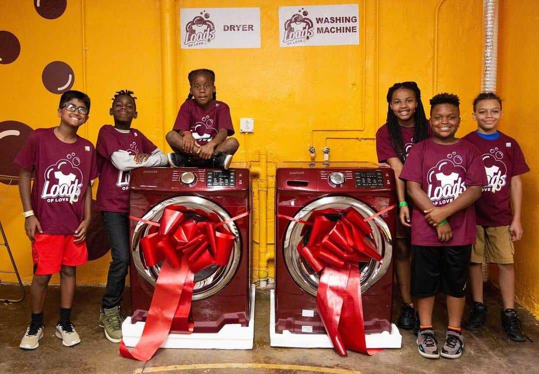 ワシントン・レッドスキンズさんのインスタグラム写真 - (ワシントン・レッドスキンズInstagram)「Today some of our guys spent their off day helping @redskinsgiveback open a #LoadsOfLove laundry site at Carver Elementary School.」8月3日 5時35分 - commanders