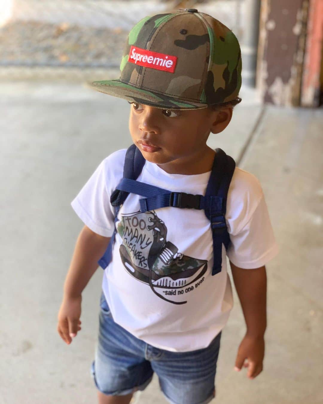 Angela Simmonsさんのインスタグラム写真 - (Angela SimmonsInstagram)「Of course he picked this outfit himself lol .. and then he looked at the picture with his hat sideways and changed it to the front 😂. Reminds me of his Dad in the next shot . Swipe over. He literally took it off ... and put it forward on his own , like what Sj ? 😊😂 actually his Dad picked this shirt for him when we went shopping a while back ♥️」8月3日 5時40分 - angelasimmons