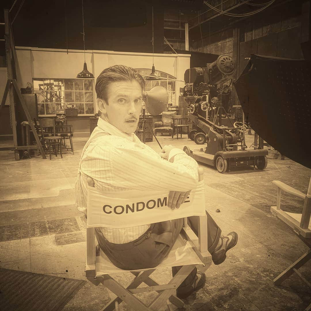 ダン・スティーヴンスさんのインスタグラム写真 - (ダン・スティーヴンスInstagram)「It's the end of Condomine. 🍾 Thanks to Team #BlitheSpirit. Be safe now. 👻  Farewell to this fool. 🍸」8月3日 5時51分 - thatdanstevens