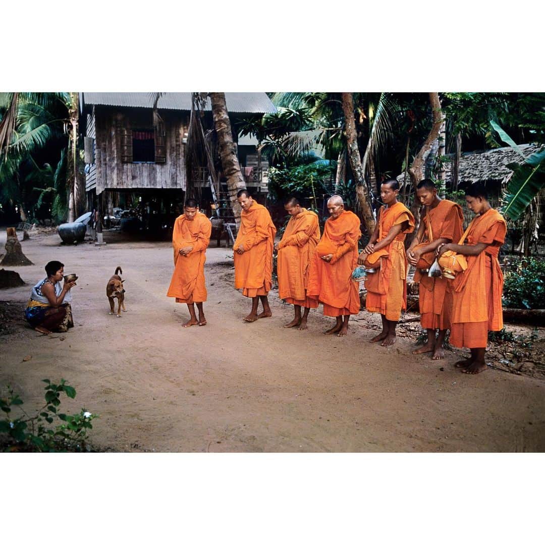 スティーブ・マカリーさんのインスタグラム写真 - (スティーブ・マカリーInstagram)「1st image: A novice monk before his initiation, #AngkorWat, #Cambodia, 1999. 2nd image: Woman carries her belongings in front of #AngkorWat, 1999. 3rd image: Buddhist monks collecting alms at #SiemReap, 1998.」8月3日 5時52分 - stevemccurryofficial