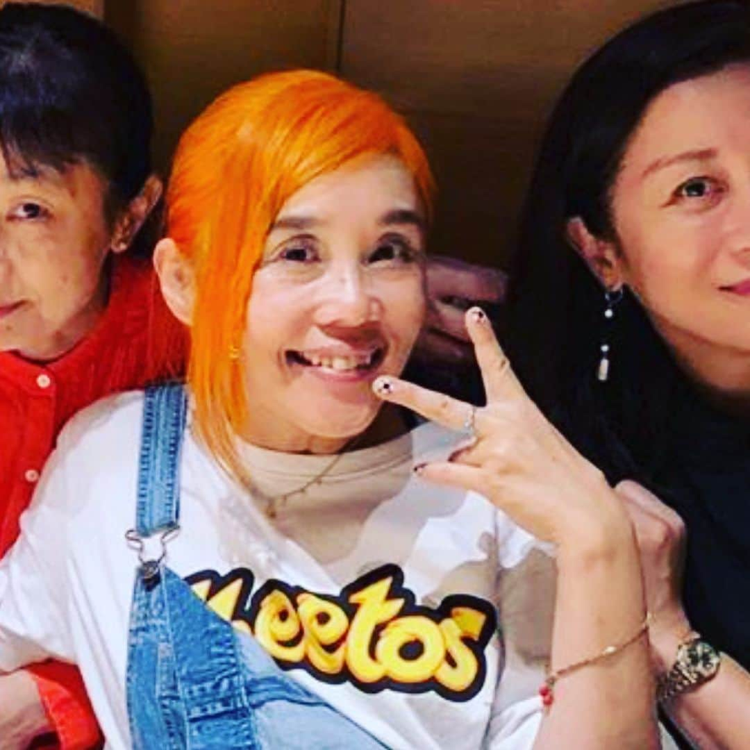 真珠・野沢オークライヤーさんのインスタグラム写真 - (真珠・野沢オークライヤーInstagram)「This is hard for me to talk about but my mom went to japan and turned into a Cheeto. 😢 i started a go fund me for her, if u can find it in your heart to donate during this difficult time, please search “mom turns into Cheeto” on gofundme.com 💰💰」8月3日 6時03分 - shinju_auclair