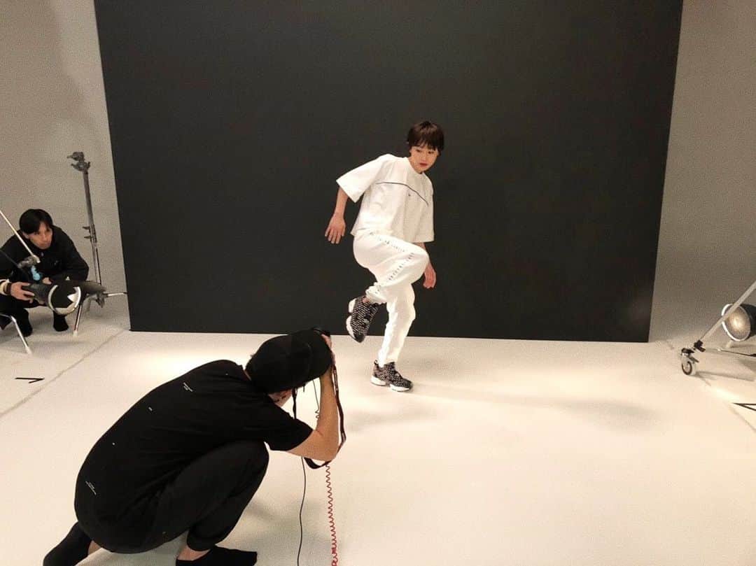 高橋愛さんのインスタグラム写真 - (高橋愛Instagram)「👟🖤 ㅤㅤㅤㅤㅤㅤㅤㅤㅤㅤㅤㅤㅤ 8/1から 全国のABCマートで始まった リーボックFURYキャンペーン のビジュアルモデルを 務めさせていただいております！ ㅤㅤㅤㅤㅤㅤㅤㅤㅤㅤㅤㅤㅤ こーんなに カッコよく 撮ってもらいました🥰ㅤㅤㅤㅤㅤㅤㅤㅤㅤㅤㅤ ㅤㅤㅤㅤㅤㅤㅤㅤㅤㅤㅤㅤㅤ 是非 ABCマートで 見つけてください🙏🏻❤️ ㅤㅤㅤㅤㅤㅤㅤㅤㅤㅤㅤㅤㅤ  #reebok #リーボック #abc_mart_japan #ABCマート #FURYFAMILY @reebokclassicjp」8月3日 5時58分 - i_am_takahashi
