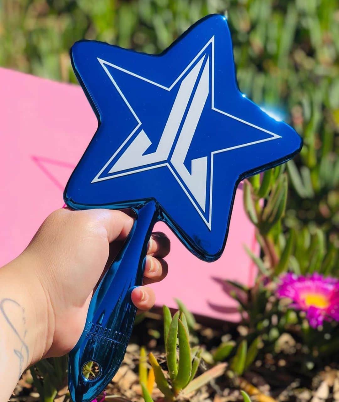 Jeffree Star Cosmeticsさんのインスタグラム写真 - (Jeffree Star CosmeticsInstagram)「OUR PINK & BLUE CHROME HAND MIRRORS ARE BACK😍😭 Which one is your favorite? 💙💖 photo by: @soyreynanaranjo 💎 #jeffreestarcosmetics #starmirror」8月3日 6時00分 - jeffreestarcosmetics