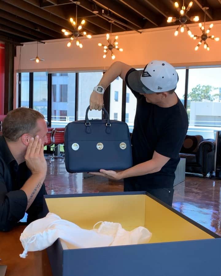 ロブ・ディアデックのインスタグラム：「These new @cccxxxiii briefcases are finally in stock... Time to toss out that old Louis bag and start rockin the new new 👋🏽💼 @dyrdekmachine #manufacturingamazing」