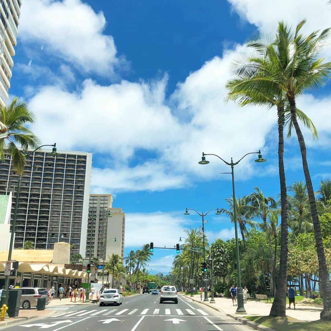 マキ・コニクソンさんのインスタグラム写真 - (マキ・コニクソンInstagram)「Happy Aloha Friday!!🌺 やっぱりハワイはええのぉ。 ヤル気スイッチが入りましたぜ！💪🏼 ハワイを出るとハワイの良さがよぉく分かる。だから私はよく旅に出ます。✈️ そして帰ってくる度にハワイに感謝してもっともっとハワイが好きになるの。 I can’t stop loving Hawaii ❤️❤️ #旅のおすそ分け🤙🏼 #Hawaii Lover 🌺 #ハワイのおすそ分け🤙🏼」8月3日 6時05分 - makikonikson