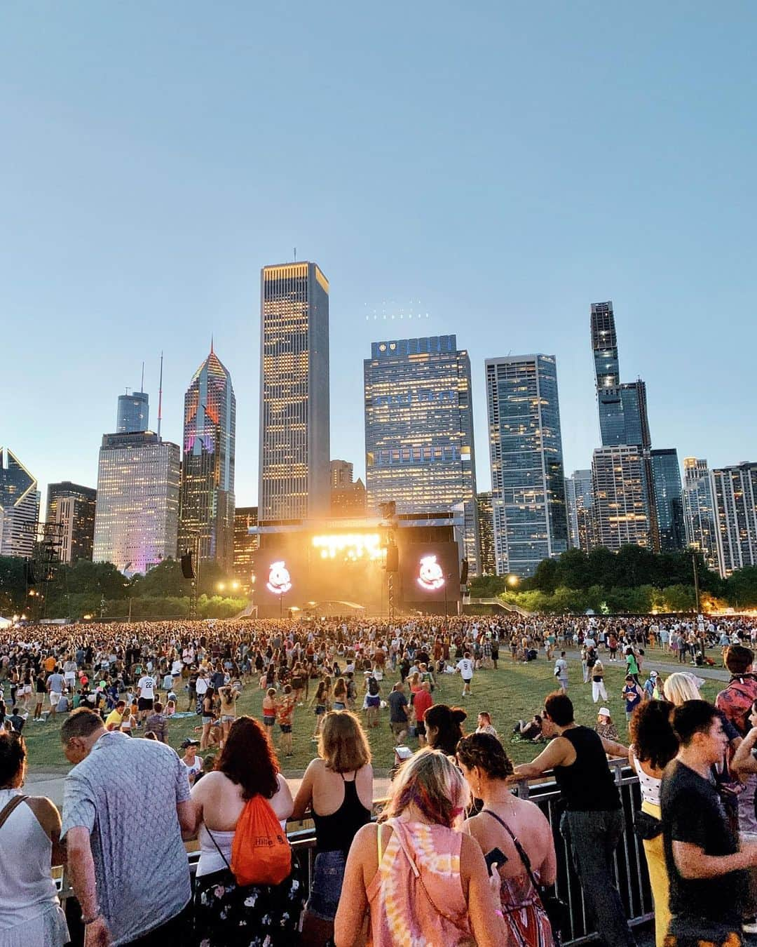 Camila Coelhoさんのインスタグラム写真 - (Camila CoelhoInstagram)「What a view! Got to watch #thechainsmokers perform 🎶🎵 and it was amazing! #Lollapalooza ———- Que vistaaaa! Curtindo Chainsmokers tocar! #chicago #festival」8月3日 6時06分 - camilacoelho