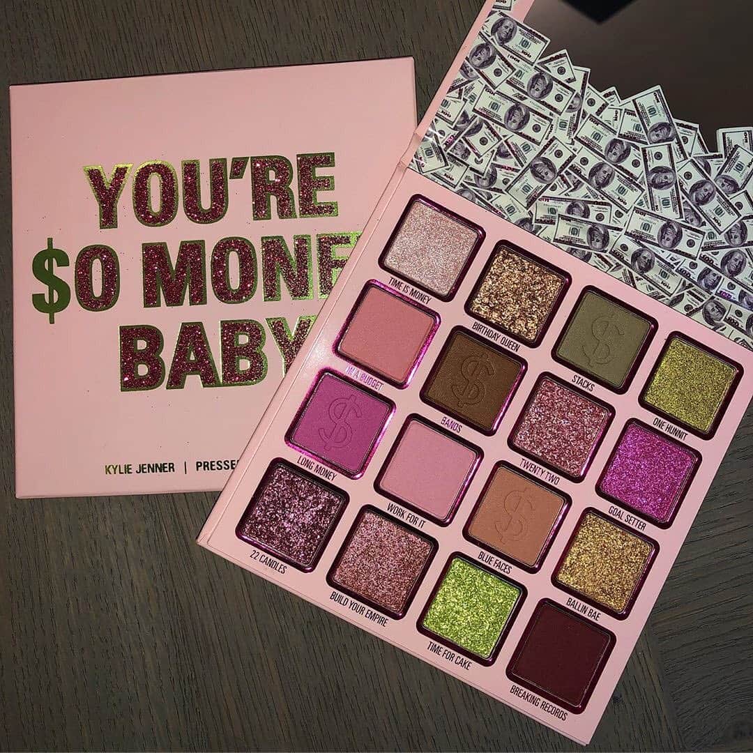 Kylie Cosmeticsさんのインスタグラム写真 - (Kylie CosmeticsInstagram)「The Birthday Palette launches 8/10 at 9am pst 💗💸 KylieCosmetics.com」8月3日 6時06分 - kyliecosmetics