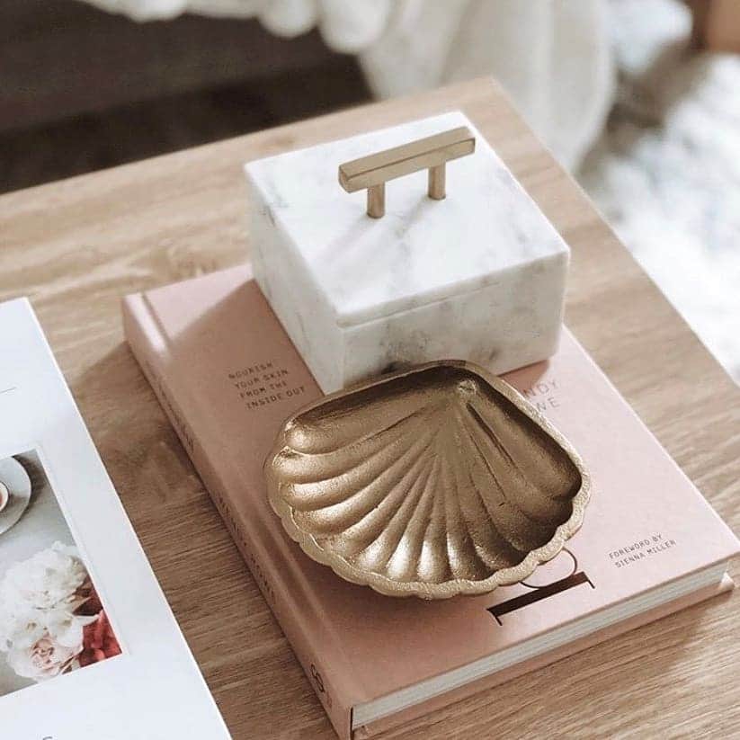 Target Australiaさんのインスタグラム写真 - (Target AustraliaInstagram)「For trinkets and treasures. Thanks for sharing this gorgeous shot @wooden_blush_co  Pictured: Gold Shell Trinket Dish, $8 Jewellery Box, $20」8月3日 6時09分 - targetaus