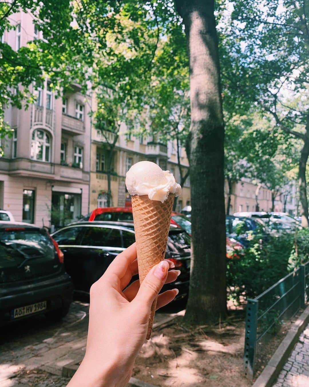 のインスタグラム：「2年ぶりのベルリン🇩🇪🇩🇪 今日は夕方にバケツをひっくり返したような雨に降られてずぶ濡れになったけど、道に居合わせたみんなでひと笑いして、駆け込んだカフェではアイスをもらった。おおむねいい天気です🍊🍊」