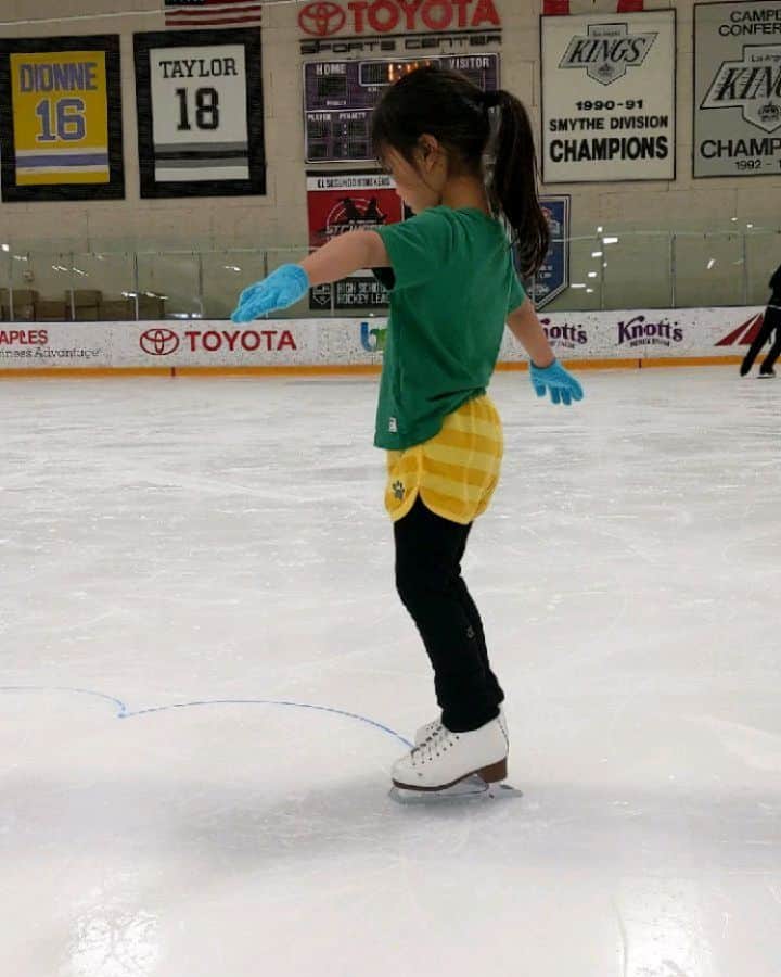 ベアトリサ・リャンのインスタグラム：「Had a great time working with little Remie all week at #Camp101... As exhausting as the summer can get, one thing I love about it is getting to work with all the different skaters that come to visit. It's always so rewarding to see them improve on something within the short amount of time we get to work together.  #toyotasportscenter #ilovemyjob #coachlife #figureskating #usfigureskating #skatecanada #summercamp #SOE #summerofexcellence #iceskating #mentorship #cute #singleloop」