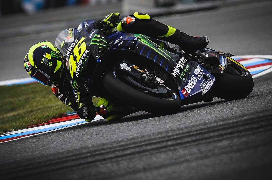 バレンティーノ・ロッシさんのインスタグラム写真 - (バレンティーノ・ロッシInstagram)「Brno Circuit,Czech republic Friday,free practice 📸 @mighelon @falex79 @gigisoldano @jesusrobledo」8月3日 6時20分 - valeyellow46