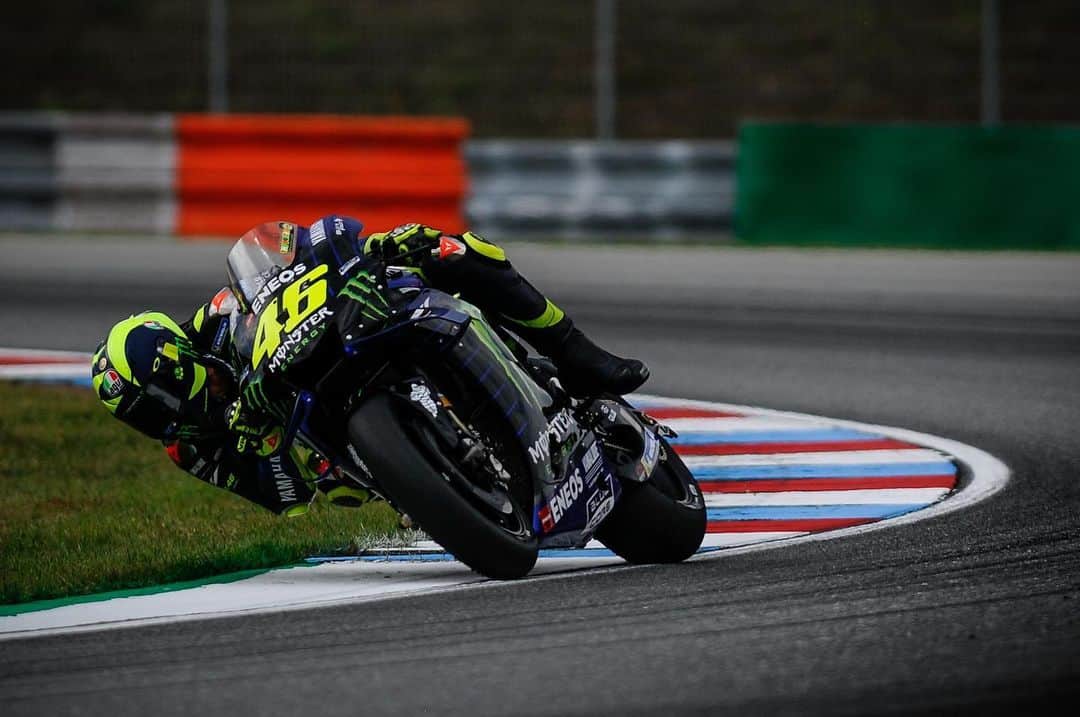 バレンティーノ・ロッシのインスタグラム：「Brno Circuit,Czech republic Friday,free practice 📸 @mighelon @falex79 @gigisoldano @jesusrobledo」