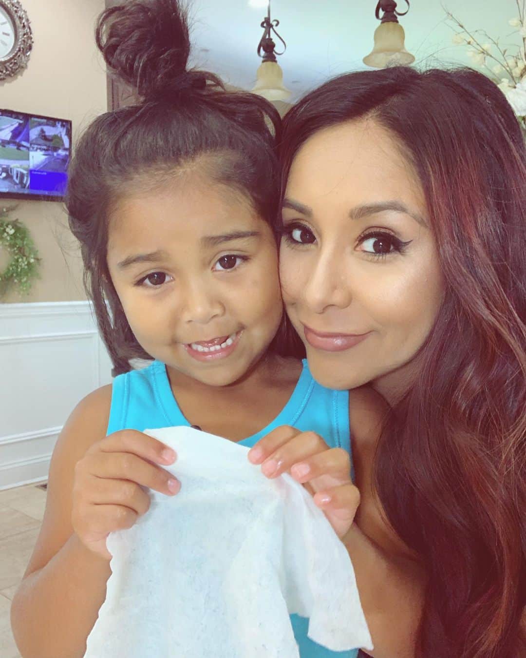 ニコール・ ポリッツィのインスタグラム：「👧🏽👩🏽」
