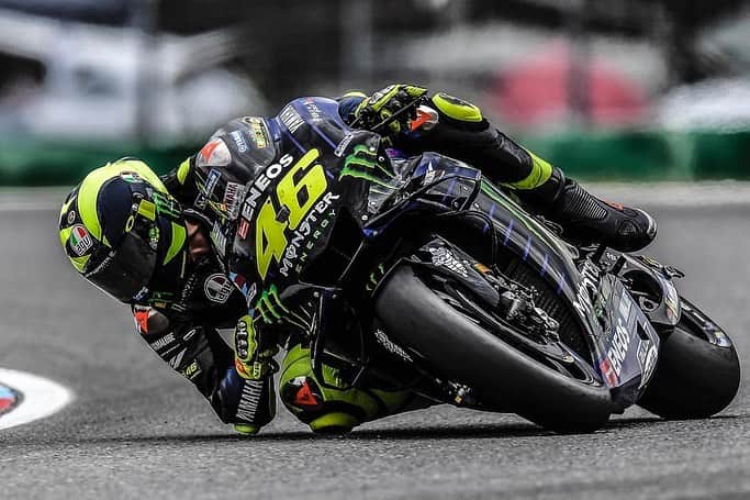 バレンティーノ・ロッシのインスタグラム：「Brno Circuit,Czech republic  Friday,free practice 📸 @mighelon @falex79 @gigisoldano @jesusrobledo」
