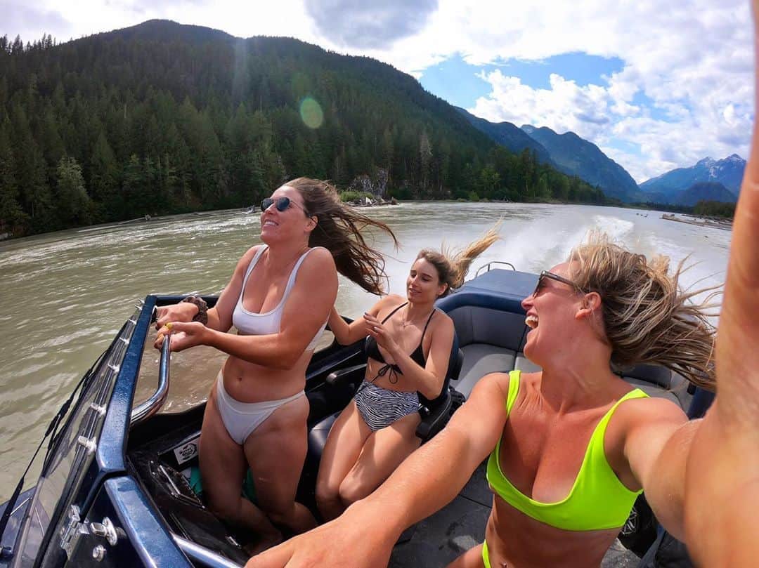 ジェイミー・アンダーソンのインスタグラム：「Jet boating is way too fun ✨✨✨😂🙌 ✨✨✨ @gopro #hero7 #jalivingthedream」
