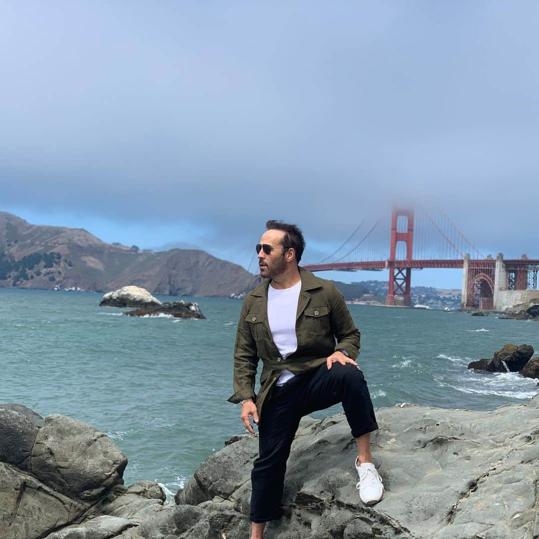 ジェレミー・ピヴェンさんのインスタグラム写真 - (ジェレミー・ピヴェンInstagram)「Brisk August day in San Francisco before I hit the stage tonight ... I’m trying to look pensive as I stare into the distance while people shout “down in front Ari!!” Thanks for keeping me warm @informale_  #sanfrancisco #roadtripusa #standup」8月3日 6時47分 - jeremypiven