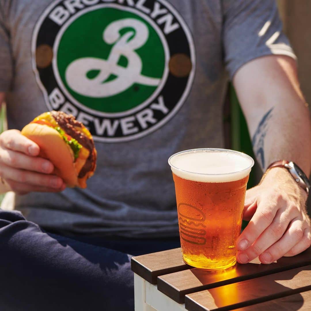 SHAKE SHACKさんのインスタグラム写真 - (SHAKE SHACKInstagram)「You can’t buy happiness, but you can buy beer + burgers... That’s kind of the same thing. 😉 This International Beer Day, we’re celebrating the ShackMeister Ale. 🍻 Head to our Story for the inside scoop on how @brooklynbrewery crafted our signature beer to perfectly complement the ShackBurger! #shakeshack」8月3日 6時41分 - shakeshack