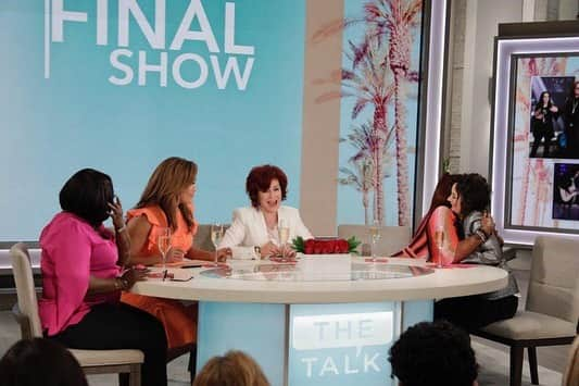 イヴさんのインスタグラム写真 - (イヴInstagram)「Lots of #tears 😢 and #laughter 😂today on @thetalkcbs final show for @thesaragilbert we are gonna miss you but #itsnotgoodbye ❤️」8月3日 6時50分 - therealeve