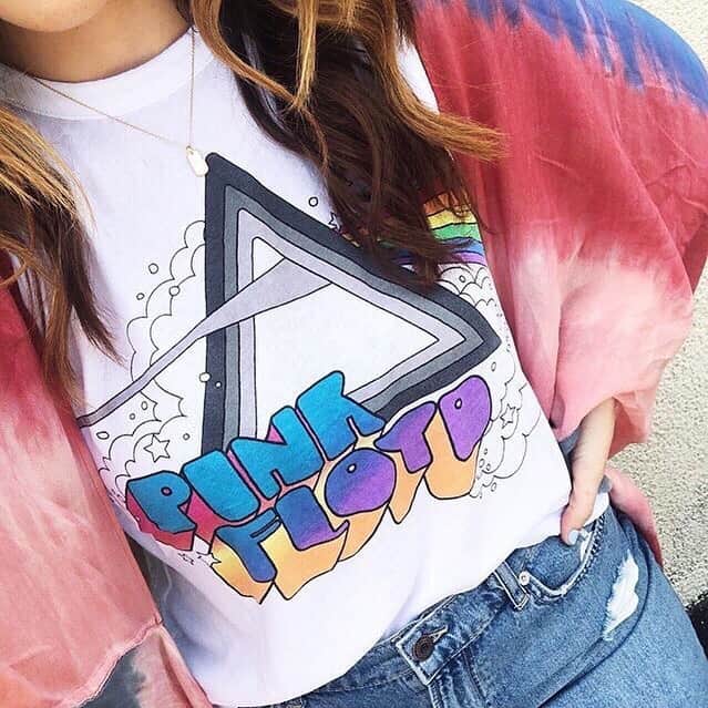 チェイサーのインスタグラム：「dying over this look😍🌈 @chaserbrand #chaserbrand #pinkfloyd #bandtee #graphictee」