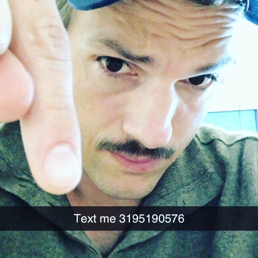 アシュトン・カッチャーのインスタグラム：「Going local」