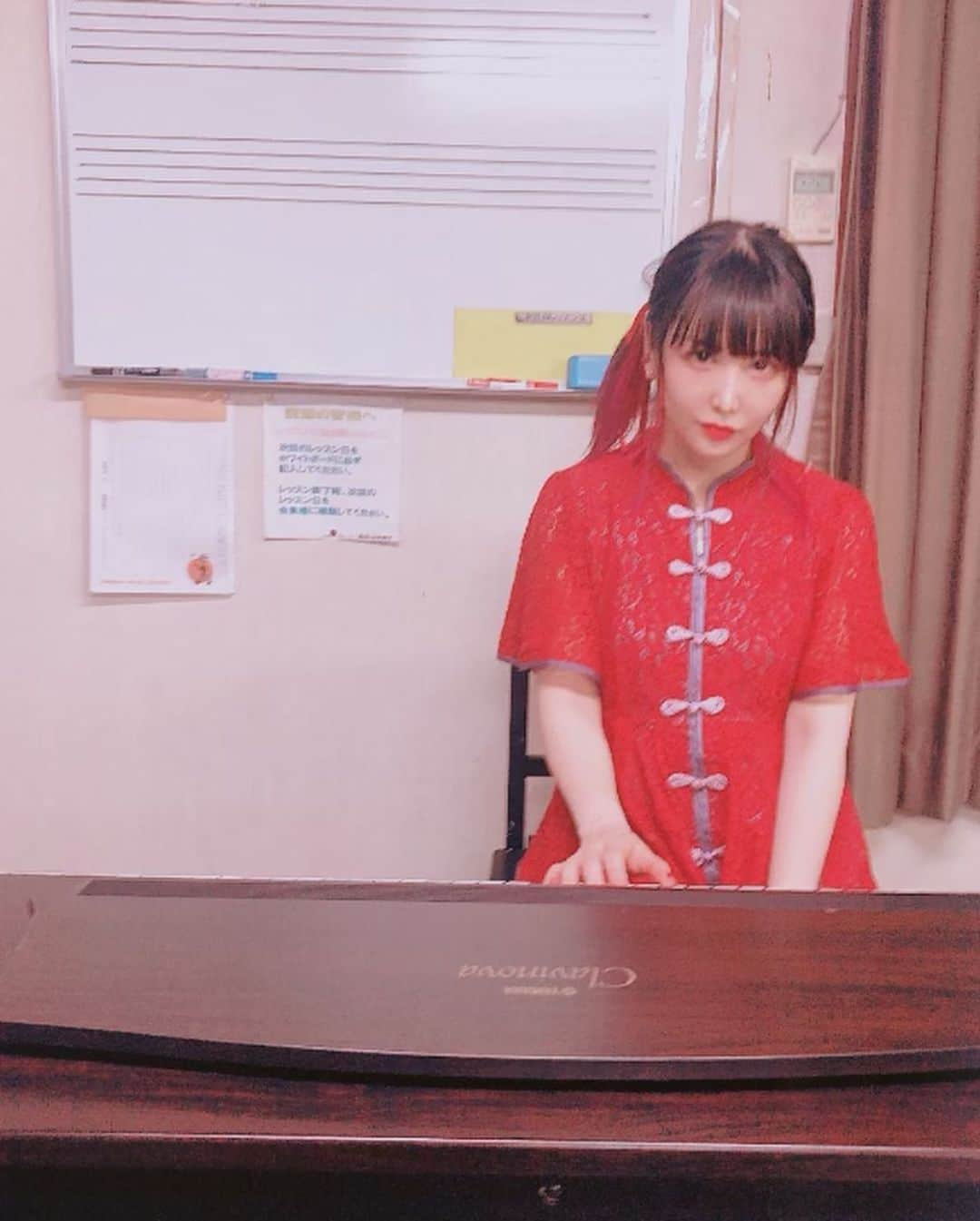 大森靖子さんのインスタグラム写真 - (大森靖子Instagram)「音楽教室でした。 悪魔になる瞬間を他人にみせてまでまた朝来た  ギタートーク&弾語りLIVE 豊橋 Orange pit 19.8.2  TOKYO BLACK HOLE family name 魔法が使えないなら 5000年後 新宿 即興 料理長の音楽は豚肉の焼ける音だった SHINPIN 東京と今日 ハンドメイドホーム あまい  #大森靖子シライミュージック  きっともうすぐ顔の写真をあげる気持ちに限界くるから今のうち頑張るよーん セトリは置いておきたいしね。」8月3日 7時15分 - omorimori