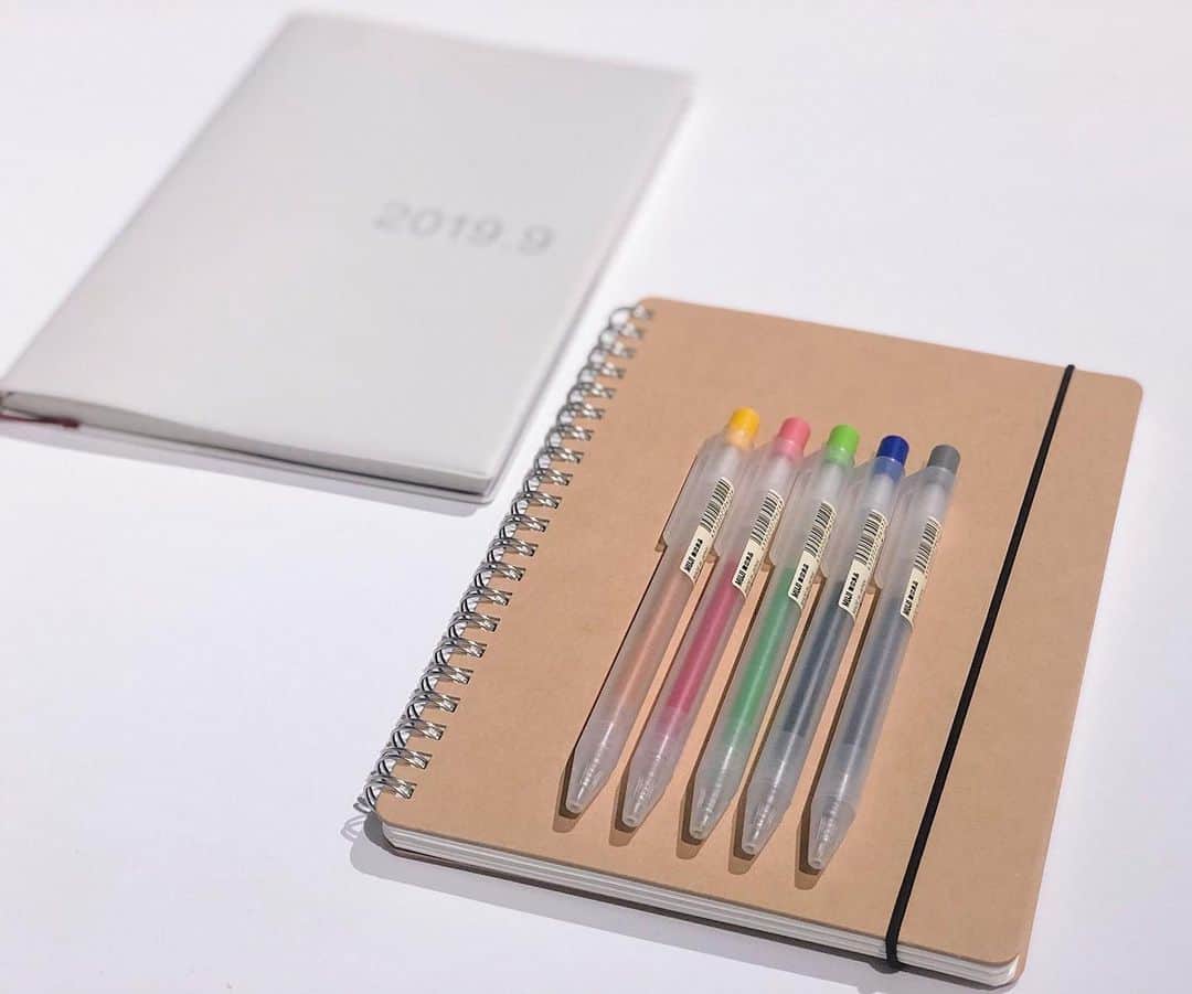 MUJI USAさんのインスタグラム写真 - (MUJI USAInstagram)「The dotted recycled paper pages of the Wirebound A5 Notebook make notetaking, journaling, or jotting down reminders easy. The blank beige cover allows for your own customization or labeling.  Shop the Wirebound Dotted A5 Notebook during this weekend's Flash Sale and more. #muji #mujiusa #stationery」8月3日 7時17分 - mujiusa