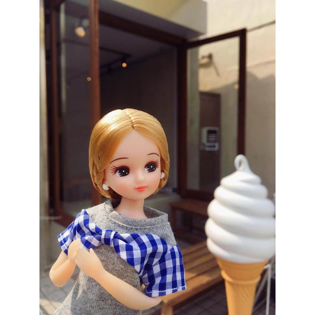 リカちゃんさんのインスタグラム写真 - (リカちゃんInstagram)「I saw gigantic columns of clouds and started craving for soft-serve ice cream♡ ボンジュール♪ お空に真っ白で大きな入道雲を見つけたの☆ まるでソフトクリームみたいで、リカ、思わず食べたくなっちゃった♡ 今日のおやつはソフトクリームで決まりね！☆ #リカちゃんの夏休み #リカちゃん #fashion #ootd #hairstyle #licca #liccadoll #japanesedoll #japan #girl #instadaily #instagood #instagramjapan #instagram」8月3日 12時50分 - bonjour_licca