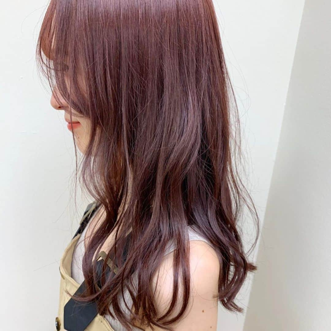 あかねぴさんのインスタグラム写真 - (あかねぴInstagram)「.﻿ ﻿ 昨日ヘアカラーしてきたんだけど﻿ 今回はとっても新鮮なピンク！！🍒💕﻿ ﻿ いつも寒色系でベージュ、アッシュ﻿ ばっかりだったから﻿ イメチェンしてみました〜🥰﻿ ﻿ 写真ほど明るくなくて﻿ 実際は3.4枚目のフィルターなしが﻿ わかりやすいです❤︎﻿ ﻿ gigiでもタピオカ始めたみたいで﻿ #ジジタピ 飲ませてもらったよ〜😻﻿ ﻿ ﻿ #gigi #yoyogi #hair #pink #haircolor  #me #selfie #cherrypink #tapioka﻿ #チェリーピンク #ピンクカラー #美容室  #ジジタピ #タピオカ #代々木 #ヘアカラー」8月3日 12時51分 - akanepi0426