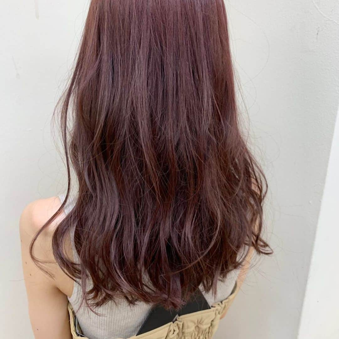 あかねぴさんのインスタグラム写真 - (あかねぴInstagram)「.﻿ ﻿ 昨日ヘアカラーしてきたんだけど﻿ 今回はとっても新鮮なピンク！！🍒💕﻿ ﻿ いつも寒色系でベージュ、アッシュ﻿ ばっかりだったから﻿ イメチェンしてみました〜🥰﻿ ﻿ 写真ほど明るくなくて﻿ 実際は3.4枚目のフィルターなしが﻿ わかりやすいです❤︎﻿ ﻿ gigiでもタピオカ始めたみたいで﻿ #ジジタピ 飲ませてもらったよ〜😻﻿ ﻿ ﻿ #gigi #yoyogi #hair #pink #haircolor  #me #selfie #cherrypink #tapioka﻿ #チェリーピンク #ピンクカラー #美容室  #ジジタピ #タピオカ #代々木 #ヘアカラー」8月3日 12時51分 - akanepi0426