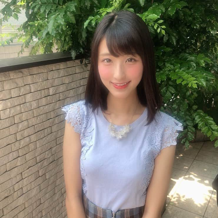 白木愛奈のインスタグラム：「こんにちは。 毎日燃えるように暑くて夏を感じますね!! 私は夏が大好きなので、テンションが上がっています😊  千代間さん(@shea_chiyo )にトリートメントと前髪カットをして頂きました。 サラサラで感動しています!! 以前前髪について悩んでいた時に、美緒ちゃんが紹介してくれて、それ以来ずっとお世話になっています🙇‍♂️ 前髪に悩んでいる方やそうでない方も是非1度行ってみてください😆  #白木愛奈」