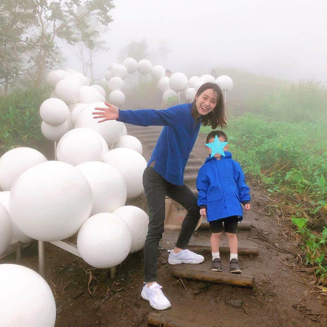 牧野紗弥さんのインスタグラム写真 - (牧野紗弥Instagram)「北海道最終日は朝3時半に起床して雲海テラスへ☁️☀️霧雨で綺麗な雲海を見ることはできませんでしたが、山散策のようで各フォトスポットを回るのが楽しかったです🧡→4.5.6.7枚目 雲海テラスから帰った後は部屋で一眠りし、体力回復✊🏻✊🏻✊🏻自転車を借りて広大な緑の中をみんなでサイクリングしました🚲🌲補助輪付き自転車で必死に頑張る次男が可愛かったです🤣 3年前に小浜島へ行った時に案内してくださったズッキーとトマムで遭遇し、子供達は大喜び😆そして色々教えて下さった相馬さん、ありがとうござました❗️今度は冬のトマムにも行きたいです🧡#夏休み」8月3日 7時31分 - makinosaya