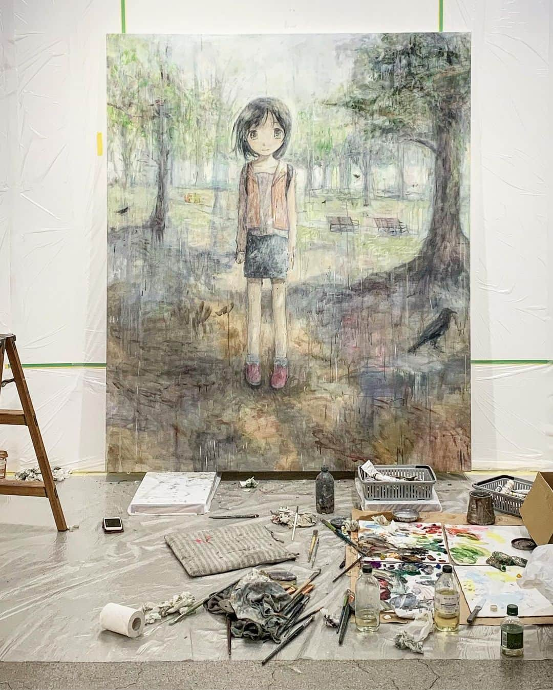 村上隆さんのインスタグラム写真 - (村上隆Instagram)「Emi Kuraya’s @emikuraya solo show opened last night. I first came to know her on Instagram when Kojiro Matsumoto @kojiro_m curated her show at the Shinjuku Ophthalmologist (Ganka) Gallery @gankagarou .I asked him to introduce us and got to meet her. She is still a senior at university and paints her works in her studio at school. Though there is no knowing what will become of her, for sure she is energetically producing works brimming with youth. Watching her continue to paint all night to complete her works leading up to the show, I couldn’t help but feel bittersweet, fresh yet painful youth in full bloom. I hope you’ll come see such paintings of youth yourself.  くらやえみさん @emikuraya の個展。昨日より始まりました。 そもそもくらやさんを知ったのは、こうじろうさん @kojiro_m がキュレーションした、新宿眼科画廊 @gankagarou での展覧会の記事をInstagramで見て、こうじろうくんに、紹介をお願いして、出会いました。 今、まだ、大学の4年生で、作品も学校のアトリエで描いていて、今後どうなるのか、サッパリわかりませんが、兎に角若さが吹き出してる作品をグングン描き続けて、展覧会の前日も完成出来ていない作品を徹夜で筆を入れて行く姿に、甘酸っぱい清々しくも切ない、青春そのものを感じました。 そんな青春絵画を、ぜひ一度見てみてください。  @kaikaikikigallery」8月3日 7時34分 - takashipom