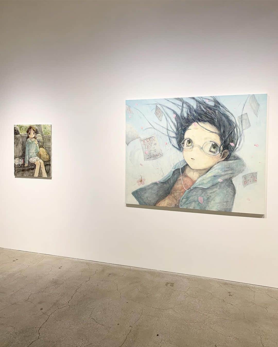 村上隆さんのインスタグラム写真 - (村上隆Instagram)「Emi Kuraya’s @emikuraya solo show opened last night. I first came to know her on Instagram when Kojiro Matsumoto @kojiro_m curated her show at the Shinjuku Ophthalmologist (Ganka) Gallery @gankagarou .I asked him to introduce us and got to meet her. She is still a senior at university and paints her works in her studio at school. Though there is no knowing what will become of her, for sure she is energetically producing works brimming with youth. Watching her continue to paint all night to complete her works leading up to the show, I couldn’t help but feel bittersweet, fresh yet painful youth in full bloom. I hope you’ll come see such paintings of youth yourself.  くらやえみさん @emikuraya の個展。昨日より始まりました。 そもそもくらやさんを知ったのは、こうじろうさん @kojiro_m がキュレーションした、新宿眼科画廊 @gankagarou での展覧会の記事をInstagramで見て、こうじろうくんに、紹介をお願いして、出会いました。 今、まだ、大学の4年生で、作品も学校のアトリエで描いていて、今後どうなるのか、サッパリわかりませんが、兎に角若さが吹き出してる作品をグングン描き続けて、展覧会の前日も完成出来ていない作品を徹夜で筆を入れて行く姿に、甘酸っぱい清々しくも切ない、青春そのものを感じました。 そんな青春絵画を、ぜひ一度見てみてください。  @kaikaikikigallery」8月3日 7時34分 - takashipom