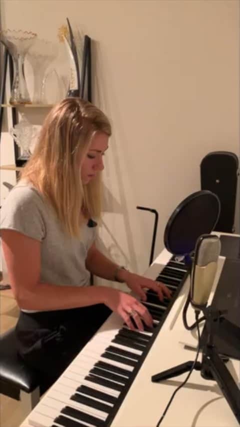 ミカエラ・シフリンのインスタグラム：「Please don’t be mad at me for attempting Billy Joel😬. I know only the absolute best will do for his songs especially this one and I want so much to be able to do it justice... and this is the best I can do right now😅. This is one of my all time favorite songs, and I’ve been wanting to learn it for years but never thought I could, so this feels really special. Even on my 25 year old mangled Korg keyboard that I painted white a few years back to match the colors in my room😑🤦‍♀️😅. Some songs just speak to your soul, you know? This is one of them for me. So, if anyone happens to see this and also happens to see Billy Joel (I know, ya right🙄😂)... could ya be a doll and thank him for me?🙏🏻🙏🏻🙏🏻」