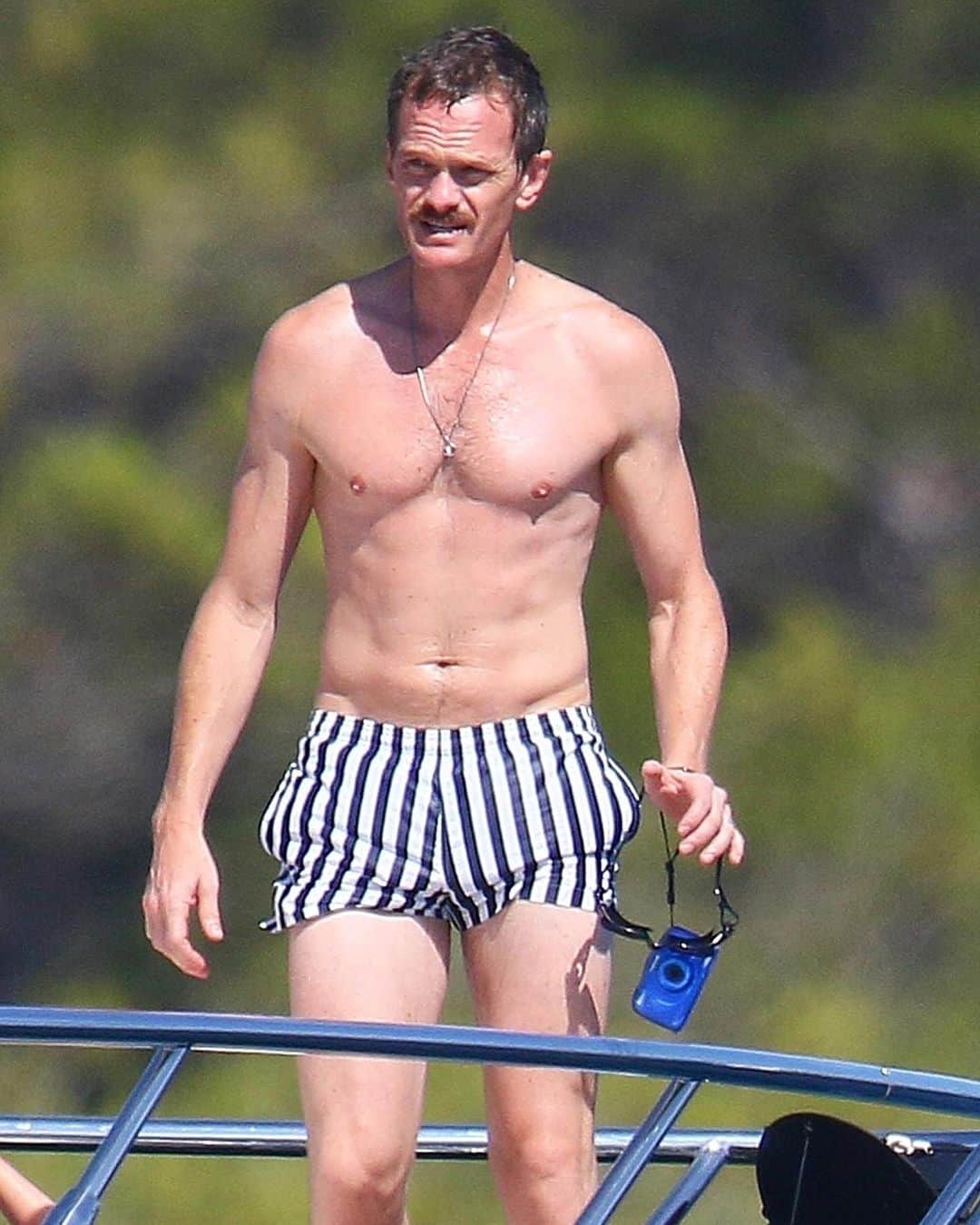 Just Jaredさんのインスタグラム写真 - (Just JaredInstagram)「Neil Patrick Harris (@nph) shows off his fit body while on vacation with husband David Burtka (@dbelicious) and more. Tap this photo at the link in bio for tons of great pics! #NeilPatrickHarris #DavidBurtka Photos: Backgrid」8月3日 7時50分 - justjared