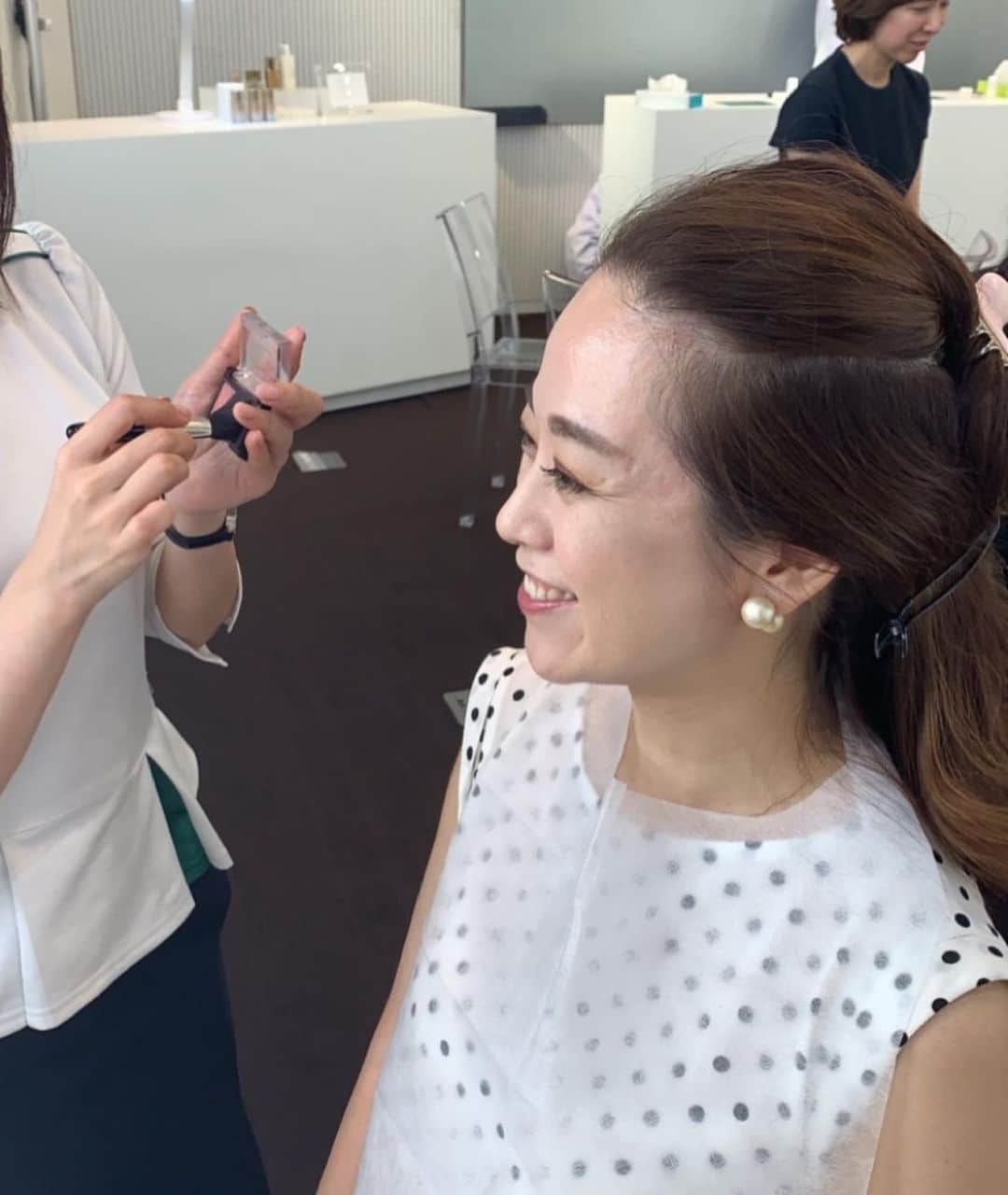 のインスタグラム：「※ New product launch event✨ . @covermark_jp から発売される モイスチャーコントジェルの 発表会にお邪魔しました。 . 実際に実験して、ベールのようなのが できる様子を見させてもらった後は . 自分の顔でタッチアップ✨ . 艶感を残したまんま ベールでパックする感じ。 . お家でも試してみたいと思います💄 . . #covermark #カバーマーク #cosmetics #コスメ #skincare #スキンケア」